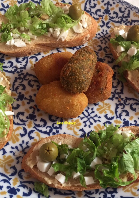 Una foto de Tostas de Hummus con queso y lechuga