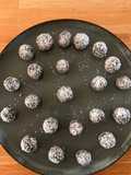 Trufas saludables de frutos secos, dátiles y cacao amargo