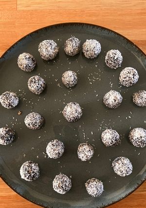 Una foto de Trufas saludables de frutos secos, dátiles y cacao amargo