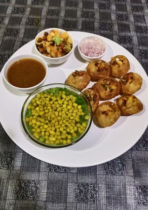 પાણી પૂરી (Pani Puri Recipe In Gujarati) રેસીપી મુખ્ય ફોટો