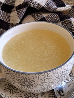 Una foto de Caldo de Pollo Casero