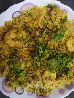कोळंबी बिर्याणी (kombdi Biryani recipe in marathi) रेसिपी चे मुख्य फोटो