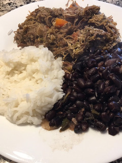 Una foto de Ropa vieja con frijoles y arroz