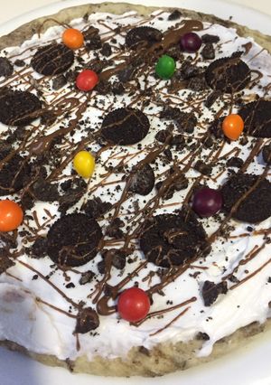 A picture of Oreo pizza.