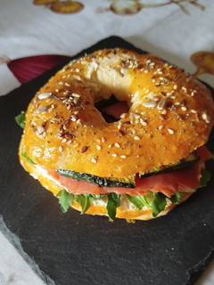 Foto di Bagels homemade "furbi" con salmone selvaggio affumicato, zucchine grigliate e philadelphia
