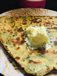 पालक पराठा (palak Paratha recipe in Hindi) रेसिपी मुख्य फोटो