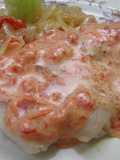 Pescado al horno con salsa de morrón y azafran