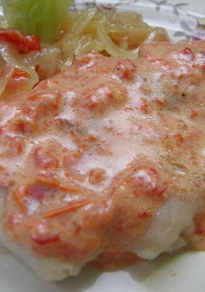 Una foto de Pescado al horno con salsa de morrón y azafran