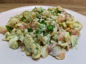 Una foto de ensalada de pasta con mahonesa