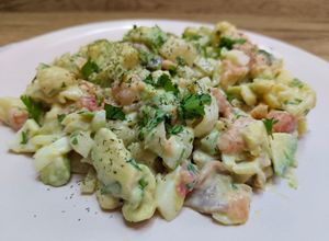 Foto principal de Ensalada de pasta con salmón y aguacate