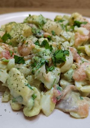 Foto principal de Ensalada de pasta con salmón y aguacate