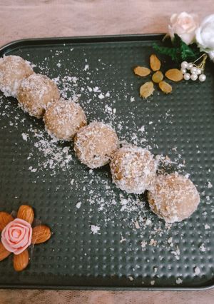 A picture of Bread Ladoo.