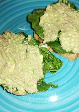 Una foto de FIT Pan con atún y aguacate