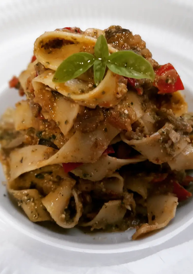 Una foto de PASTA con PISTO al PESTO