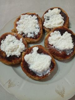 Фото Сырники с шампиньонами и зеленью.