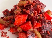 Una foto de ensalada de legumbres con remolacha