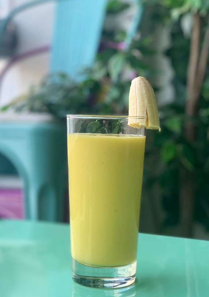 Una foto de Smoothie amarillo de plátano, mango y piña