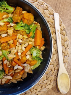 Una foto de Wok de verduras con pavo y un toque a cacahuete 🥜