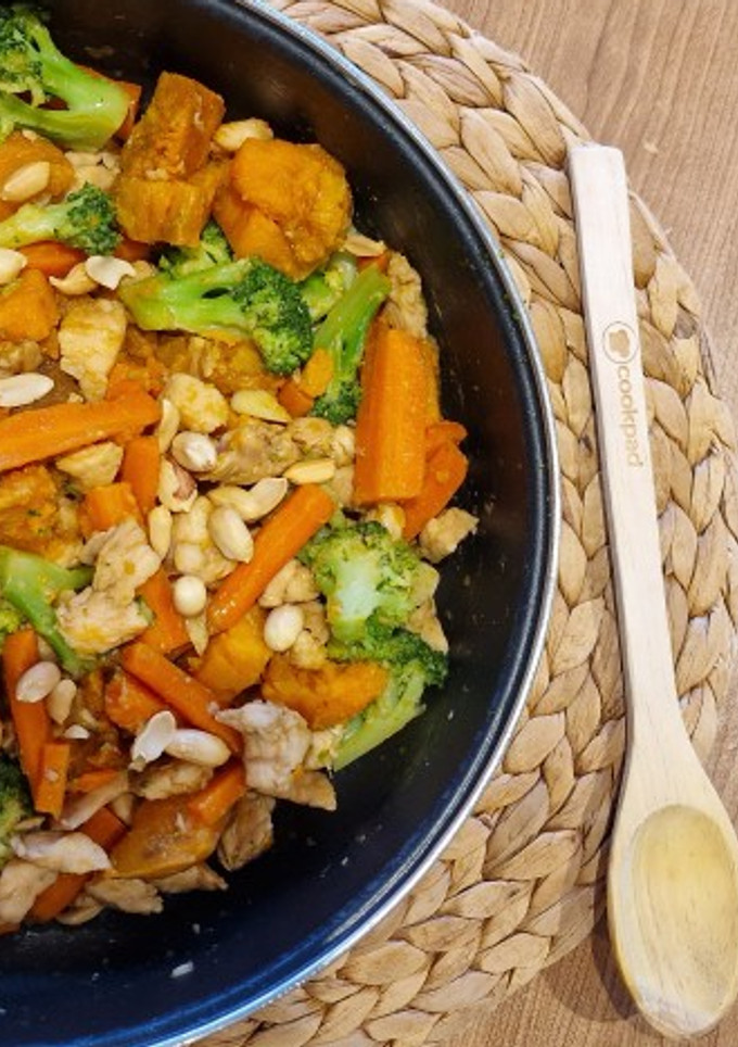Una foto de Wok de verduras con pavo y un toque a cacahuete 🥜