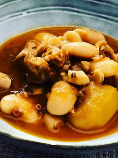 Una foto de Judiones con pulpo 🐙🐙🐙🐙 en olla de cocción lenta