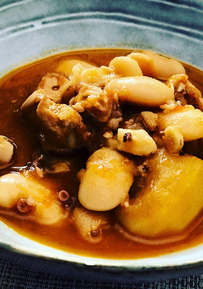 Una foto de Judiones con pulpo 🐙🐙🐙🐙 en olla de cocción lenta