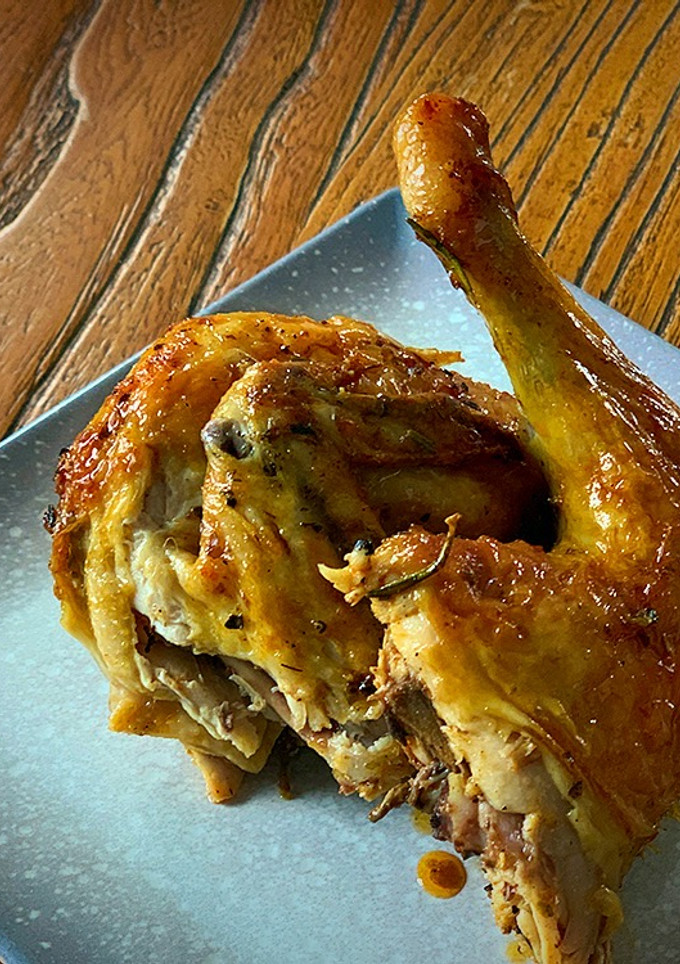 Una foto de Picantón con especias al horno