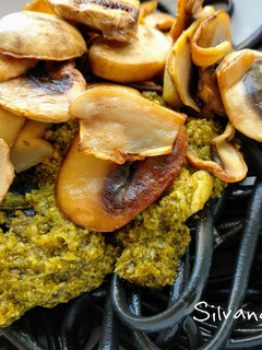 Una foto de 46.🍝Espaguetis de tinta con pesto y champiñones🍄