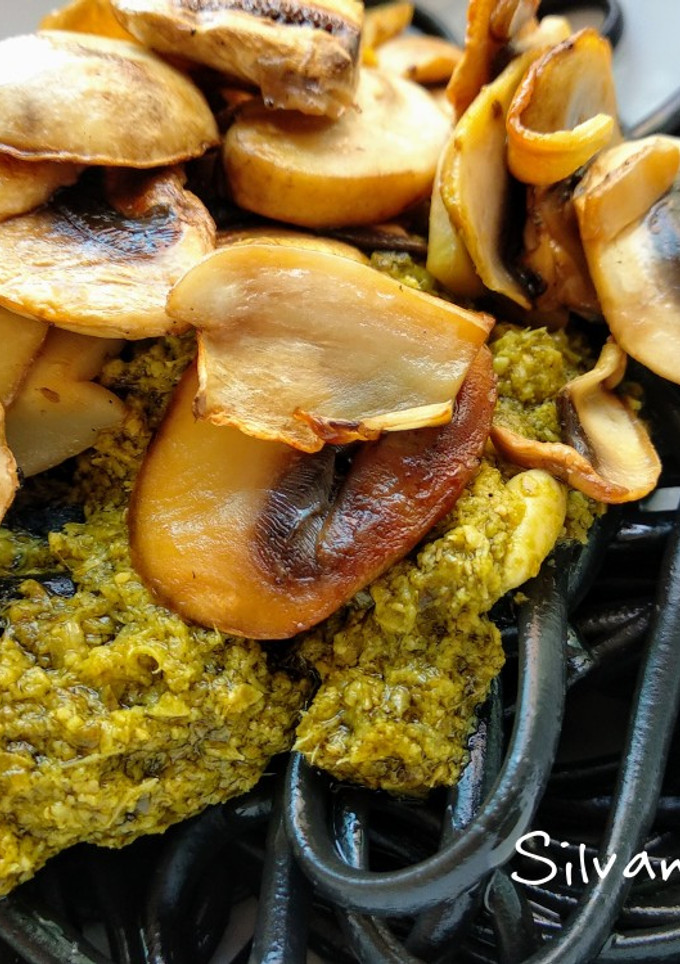 Una foto de 46.🍝Espaguetis de tinta con pesto y champiñones🍄