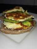 Tostada con palta y huevo