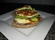 Una foto de tostadas palta y huevo