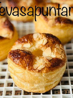 Una foto de Rosca de Hojaldre con almendras para rellenar 🥯