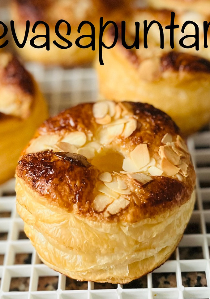 Una foto de Rosca de Hojaldre con almendras para rellenar 🥯