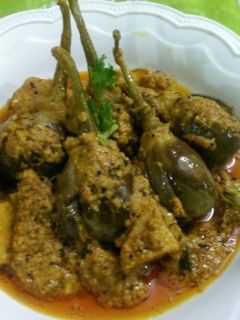 भरवा बैंगन और आलू की सब्जी (Bharva baingan aur aloo ki sabzi recipe in hindi) रेसिपी मुख्य फोटो