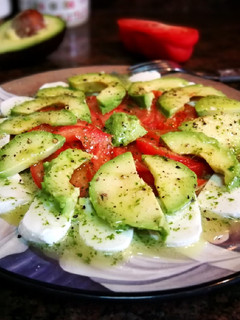 Una foto de Ensalada de mozzarella, aguacate y tomate al aceite de albahaca