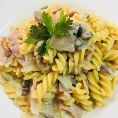 A picture of Bacon mushroom cream pasta.