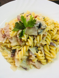 A picture of Bacon mushroom cream pasta.