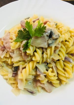 A picture of Bacon mushroom cream pasta.