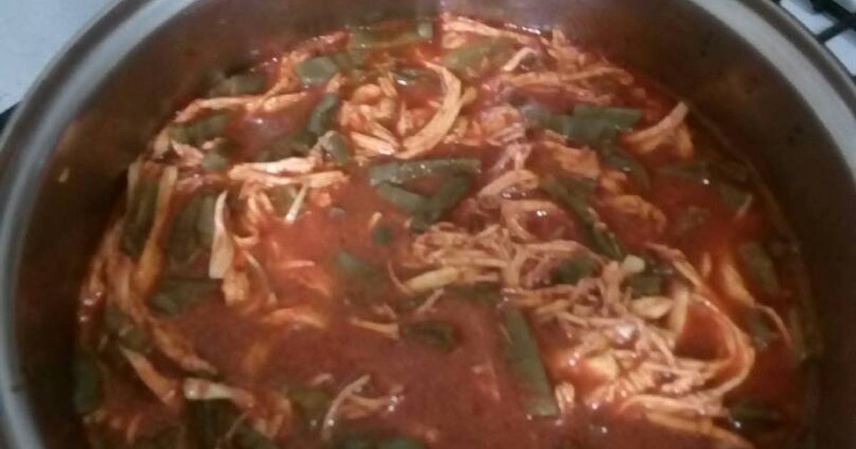 Pollo con nopales en chile guajillo Receta de Jessy- Cookpad