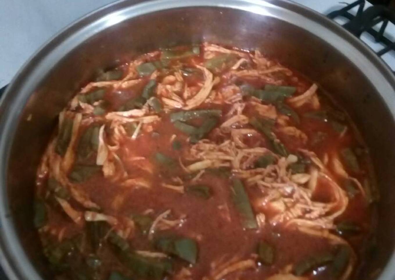 Pollo con nopales en chile guajillo