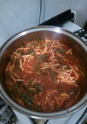 Una foto de Pollo con nopales en chile guajillo