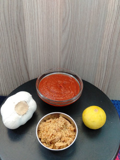 લસણ ની તીખી મીઠી ચટણી (Lasan Tikhi Mithi Chutney Recipe In Gujarati) રેસીપી મુખ્ય ફોટો
