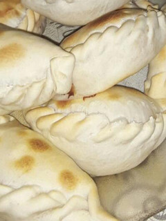 Una foto de Empanadas de huevo, cebolla y queso