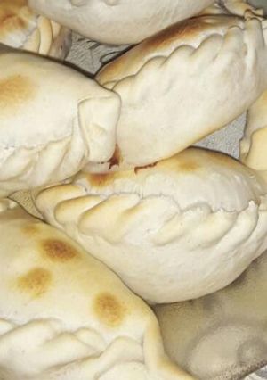 Una foto de Empanadas de huevo, cebolla y queso