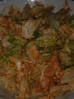 Una foto de Escarola con bacalao desmigado y romesco