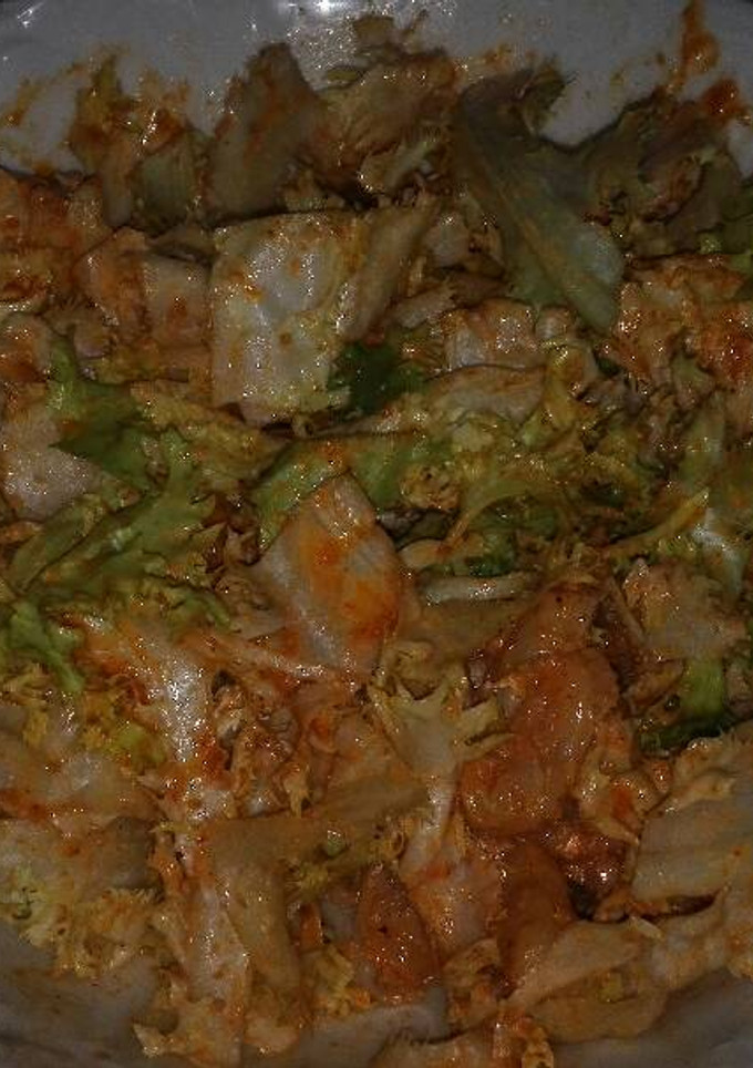 Una foto de Escarola con bacalao desmigado y romesco