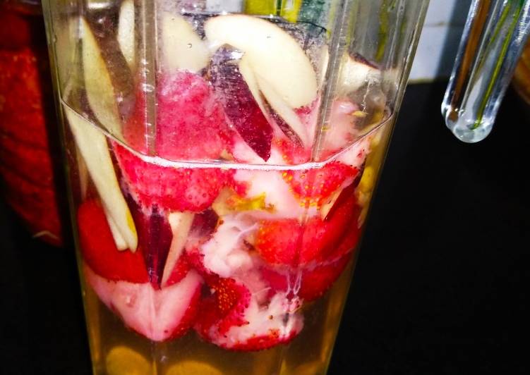 Steps to Make Homemade Strawberry Apple water