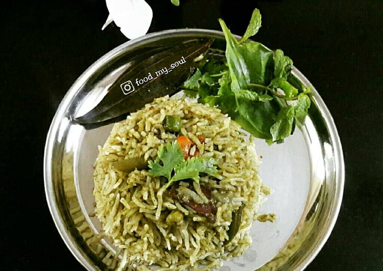 Steps to Make Quick Hariyali Pulao Green Herby Rice