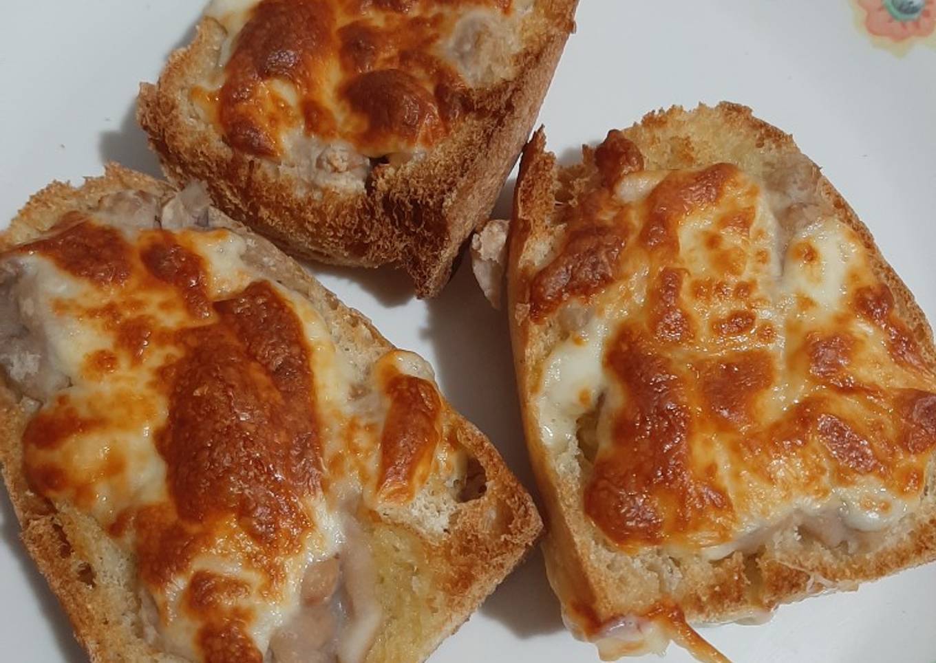 Molletes de frijoles y queso en freidora de aire