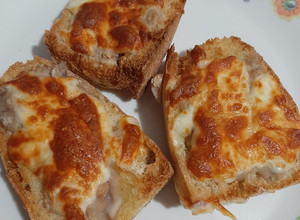 Una foto de Molletes de frijoles y queso en freidora de aire