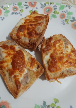 Una foto de Molletes de frijoles y queso en freidora de aire